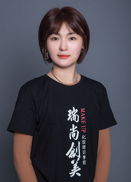 徐麗晶：朋友的介紹，我選擇了化妝行業(yè)，在瑞尚創(chuàng)美學習化妝