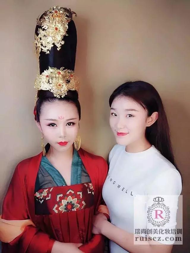 新生入學(xué)&老生月考：年輕nice有實力，熱愛化妝沒道理！