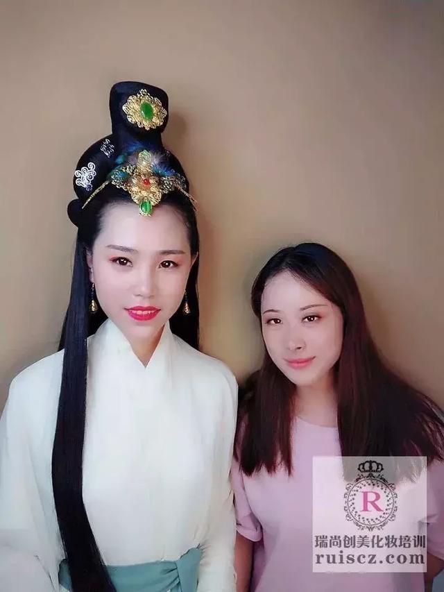 新生入學(xué)&老生月考：年輕nice有實力，熱愛化妝沒道理！