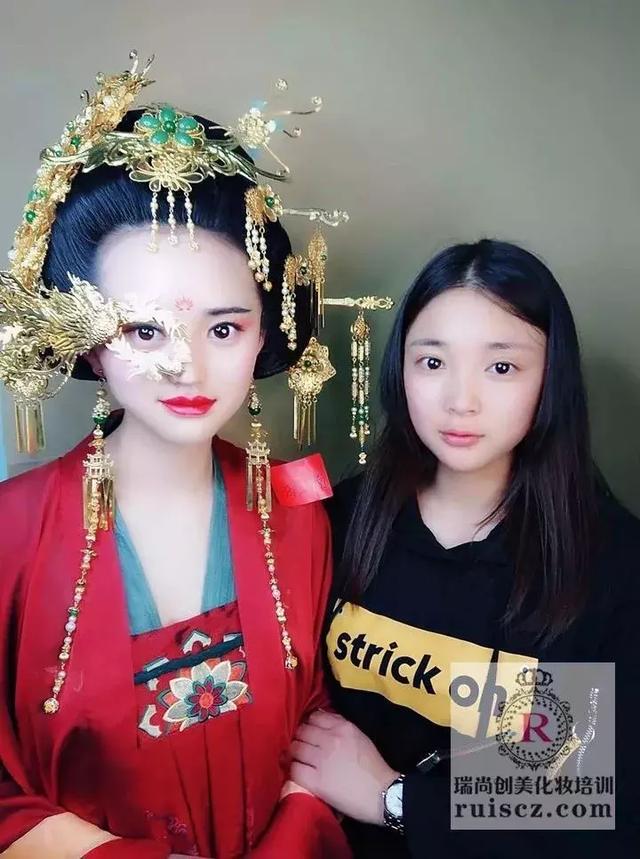 新生入學(xué)&老生月考：年輕nice有實力，熱愛化妝沒道理！