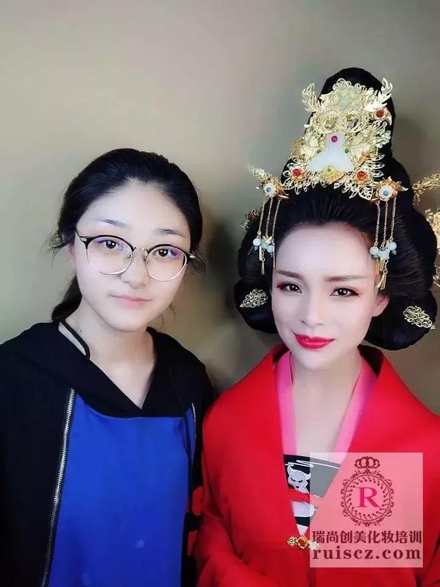 新生入學(xué)&老生月考：年輕nice有實力，熱愛化妝沒道理！