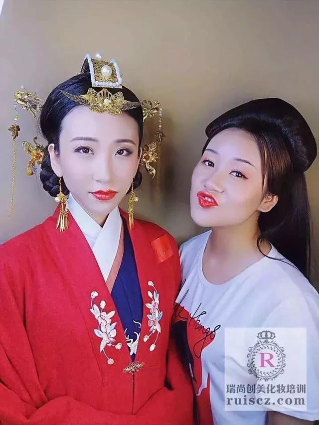 新生入學(xué)&老生月考：年輕nice有實力，熱愛化妝沒道理！